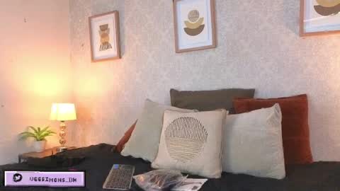 Vee Simons online show from 04-08-26, 07:47