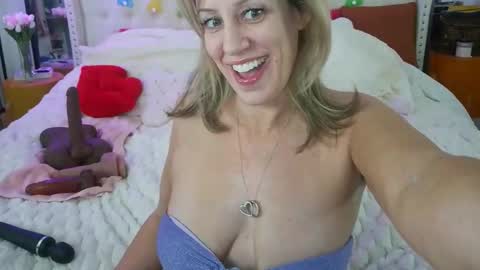 Snapshot of vegas_danielle chatting on 03-28-26, 01:49 Vegas Dani online show from 03-28-26, 01:49