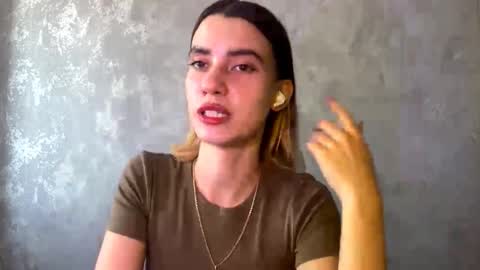 Snapshot of veliaaikens chatting on 10-17-25, 08:17 Mia online show from 10-17-25, 08:17