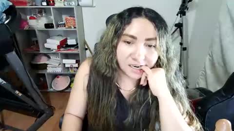 Snapshot of vellarossa chatting on 04-22-26, 04:15 Im VelaI will be Christmas and New Year with my family December 22 to January 13 I will miss you guys. online show from 04-22-26, 04:15