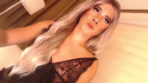 Snapshot of velvet_fux chatting on 12-02-24, 04:53 Richy will make you fall in love online show from 12-02-24, 04:53