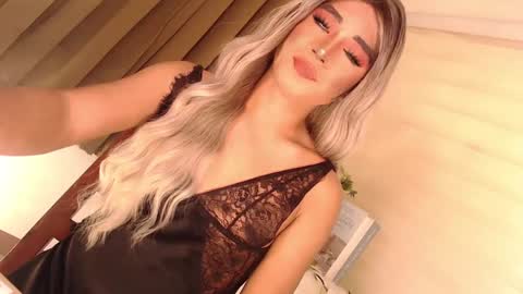 Snapshot of velvet_fux chatting on 12-18-24, 09:36 Richy will make you fall in love online show from 12-18-24, 09:36