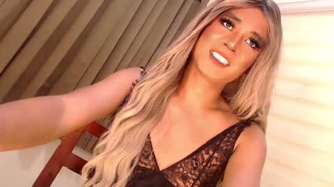 Snapshot of velvet_fux chatting on 01-11-25, 06:12 Richy will make you fall in love online show from 01-11-25, 06:12