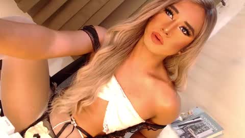 Snapshot of velvet_fux chatting on 03-12-25, 11:12 Richy will make you fall in love online show from 03-12-25, 11:12