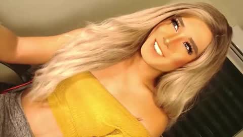 Snapshot of velvet_fux chatting on 10-19-25, 12:33 Richy will make you fall in love online show from 10-19-25, 12:33