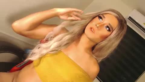 Snapshot of velvet_fux chatting on 10-23-25, 12:21 Richy will make you fall in love online show from 10-23-25, 12:21