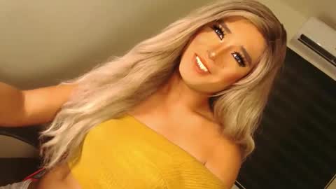 Snapshot of velvet_fux chatting on 10-25-25, 04:24 Richy will make you fall in love online show from 10-25-25, 04:24