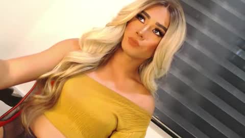 Snapshot of velvet_fux chatting on 11-14-25, 01:37 Richy will make you fall in love online show from 11-14-25, 01:37