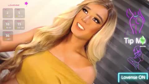 Snapshot of velvet_fux chatting on 12-02-25, 01:44 Richy will make you fall in love online show from 12-02-25, 01:44