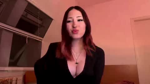 Snapshot of velvetfizz chatting on 06-01-26, 09:16 Sophie online show from 06-01-26, 09:16