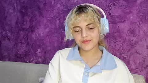 Snapshot of velvetmumble chatting on 06-03-26, 05:18 velvetmumble online show from 06-03-26, 05:18
