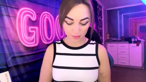 Snapshot of velvettouch4444 chatting on 02-22-26, 01:42 MERYEM online show from 02-22-26, 01:42