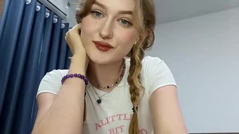 Snapshot of venniebonillas chatting on 02-21-26, 10:38 Emily online show from 02-21-26, 10:38