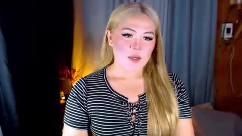 Snapshot of venus_colly chatting on 06-11-26, 01:49 I am Colly Your mystery girl online show from 06-11-26, 01:49