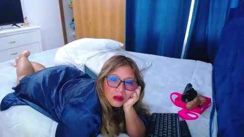 Snapshot of venushot1xx chatting on 05-29-26, 12:03 venushot1xx online show from 05-29-26, 12:03
