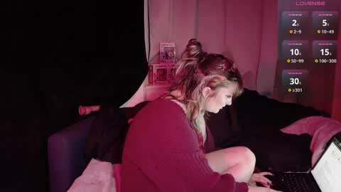 Snapshot of venustrappedflies chatting on 02-11-26, 02:05 Venus 3 online show from 02-11-26, 02:05