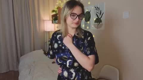 Veronica online show from 10-30-25, 03:19