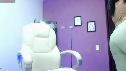 Snapshot of veronica_118 chatting on 01-06-25, 03:53 veronica_118 online show from 01-06-25, 03:53