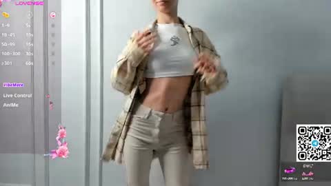 Snapshot of veronica_burns chatting on 07-28-26, 11:17 Anny online show from 07-28-26, 11:17