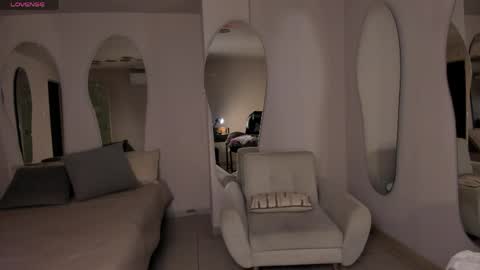 Snapshot of veronicablue1 chatting on 05-20-26, 10:43 Vero online show from 05-20-26, 10:43