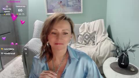 Snapshot of veronicagilbert chatting on 10-18-25, 06:16 Helen online show from 10-18-25, 06:16