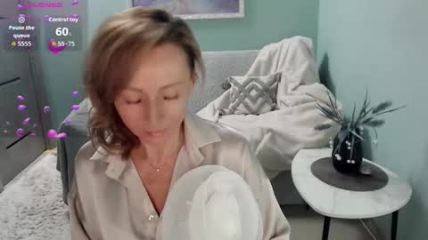 Snapshot of veronicagilbert chatting on 10-20-25, 06:36 Helen online show from 10-20-25, 06:36