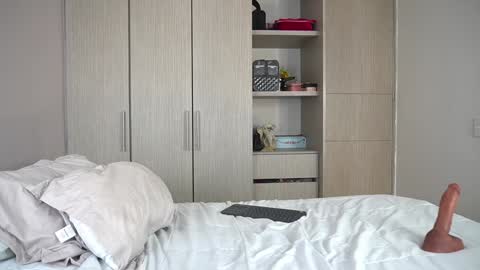 Snapshot of veroniqe_lounge chatting on 03-04-25, 06:29 V A L help me reach 100likes online show from 03-04-25, 06:29