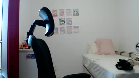 Snapshot of veruca99 chatting on 05-25-26, 01:17 veruca99 online show from 05-25-26, 01:17
