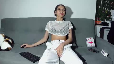 Snapshot of very_hard2 chatting on 10-28-25, 11:07 very_hard2 online show from 10-28-25, 11:07