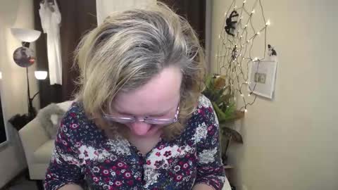 Snapshot of vestawoody chatting on 10-31-25, 07:09 vestawoody online show from 10-31-25, 07:09