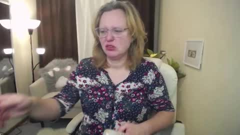 Snapshot of vestawoody chatting on 11-17-25, 07:03 vestawoody online show from 11-17-25, 07:03