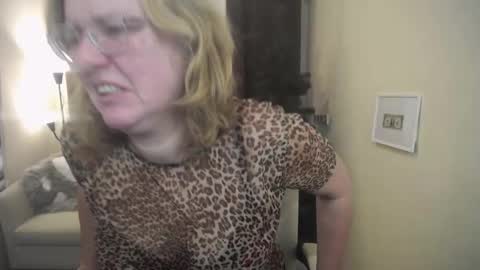 Snapshot of vestawoody chatting on 11-23-25, 07:19 vestawoody online show from 11-23-25, 07:19