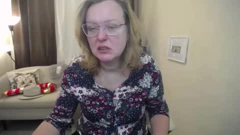 Snapshot of vestawoody chatting on 12-14-25, 07:58 vestawoody online show from 12-14-25, 07:58