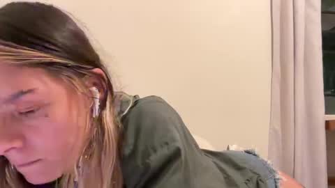 Snapshot of viajemos chatting on 04-17-26, 12:13 papichulo y mamichula online show from 04-17-26, 12:13