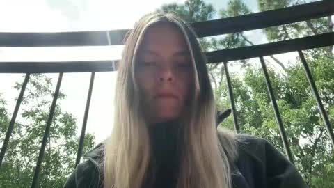 Snapshot of viajemos chatting on 05-19-26, 12:00 papichulo y mamichula online show from 05-19-26, 12:00
