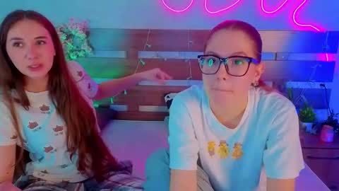 Snapshot of vickipratt chatting on 12-15-25, 12:42 Stacy Charlotte Lolaon keyboard online show from 12-15-25, 12:42