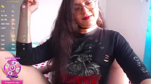 Snapshot of vicky_cristinax chatting on 12-19-25, 08:05 Vicky online show from 12-19-25, 08:05