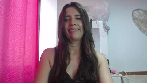 Snapshot of victoria25_meester chatting on 02-11-25, 06:33 Hi guys Im victoria Be the one who can control me in PVT online show from 02-11-25, 06:33