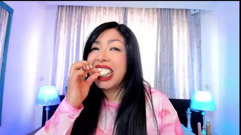 Snapshot of victoria_kim_lee chatting on 06-06-26, 12:43 Victoria online show from 06-06-26, 12:43
