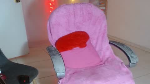 Snapshot of victoria_miler chatting on 12-22-24, 11:31 VICKY online show from 12-22-24, 11:31