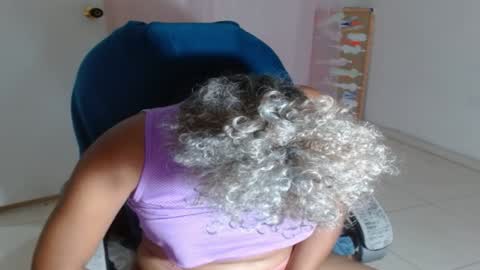 Snapshot of victoria_miler chatting on 01-20-25, 01:18 VICKY online show from 01-20-25, 01:18