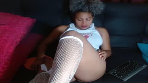 Snapshot of victoria_miler chatting on 02-02-25, 11:40 VICKY online show from 02-02-25, 11:40