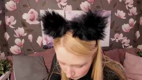 Snapshot of victoria_nixx chatting on 12-18-25, 03:29 Victoria online show from 12-18-25, 03:29