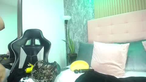 victoriamil1 online show from 11-21-25, 08:51