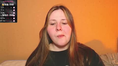 Snapshot of victoriassecrets_ chatting on 02-19-25, 12:25 victoriassecrets_ online show from 02-19-25, 12:25