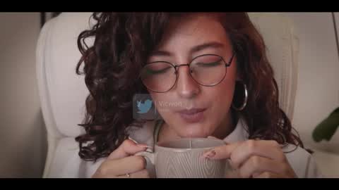 Victoria        online show from 02-11-26, 10:48