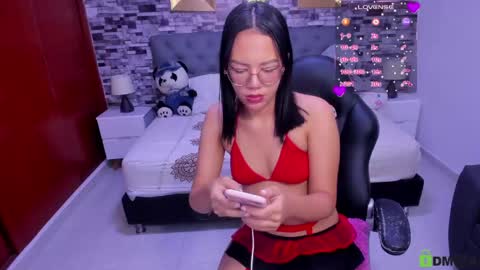 Snapshot of viiolet__moon chatting on 04-27-26, 08:18 Violet online show from 04-27-26, 08:18
