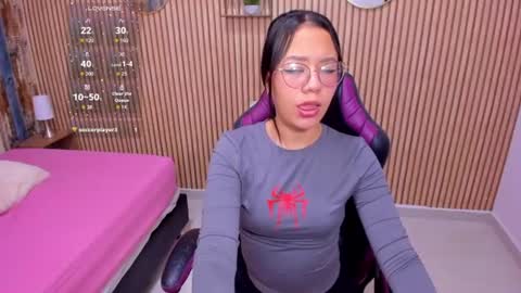 Snapshot of viiolet__moon chatting on 06-12-26, 09:03 Violet online show from 06-12-26, 09:03