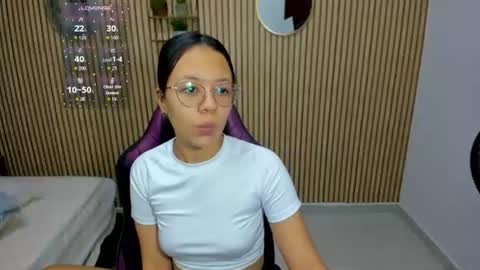 Snapshot of viiolet__moon chatting on 06-15-26, 06:43 Violet online show from 06-15-26, 06:43