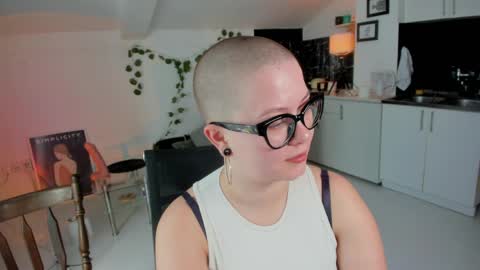 Snapshot of villyvici chatting on 04-07-26, 01:33 Villy online show from 04-07-26, 01:33